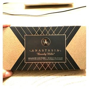 Anastasia Shadow Couture World Traveler Pallette
